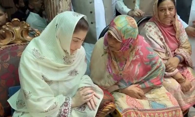 سانحہ کاہنہ: مریم نواز کی متاثرہ خاندانوں سے ملاقات، مالی امداد کے چیکس تقسیم کیے