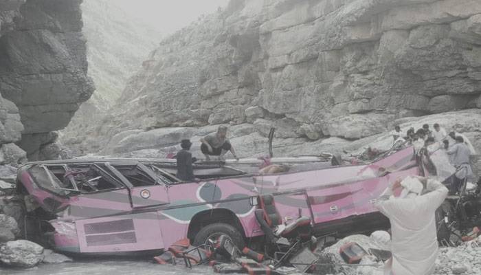 بلوچستان بس حادثہ: ڈرائیور نے جھگڑے کے بعد بس جان بوجھ کر کھائی میں گرائی، زخمی مسافر کا دعویٰ