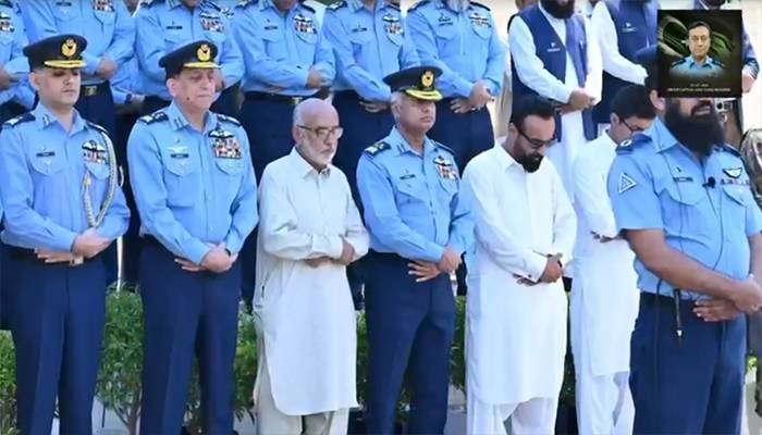 اسلام آباد میں خاتون کو بچانے کی کوشش میں شہید ہونیوالے گروپ کیپٹن عاصم طارق کی نمازِ جنازہ ادا
