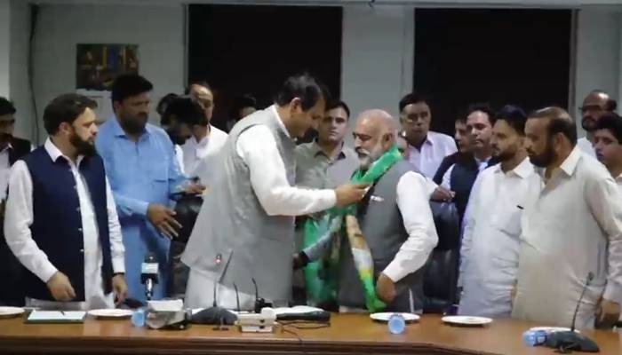 آزاد کشمیر انتخابات: مسلم کانفرنس کے سینئر رہنما راجہ افتخار پارٹی چھوڑ کر مسلم لیگ (ن) میں شامل