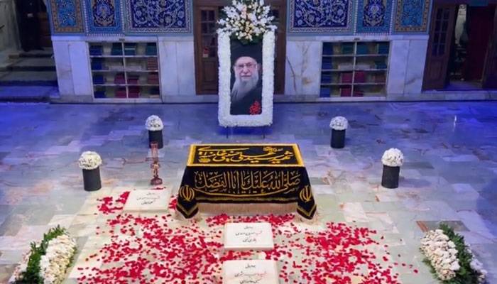 ایران کے شہید سپریم لیڈر کی قبر کی تصاویر اور ویڈیو منظرِ عام پر آگئیں