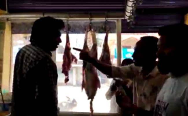 کولکتہ کے جادَوپور میں بجرنگ دل کے حامیوں کی مسلم گوشت فروشوں کو دھمکیاں