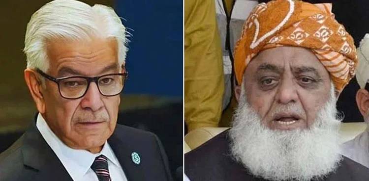 فوجی جوانوں کی قربانی کو تنخواہ سے جوڑنا شہدا کی توہین ہے، خواجہ آصف کا فضل الرحمان کے بیان پر ردعمل