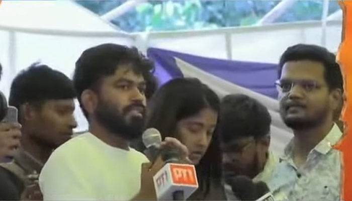 بھارتی وزیر تعلیم کے استعفے پر ’کاکروچ جنتا پارٹی‘  کاردِعمل