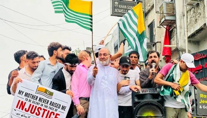آزاد کشمیر احتجاج کیس: سابق سینیٹر مشتاق احمد تین روزہ جسمانی ریمانڈ پر پولیس کے حوالے