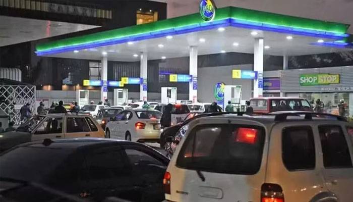 حکومت نے پیٹرول اور ڈیزل کی قیمتوں میں کمی کا اعلان کر دیا