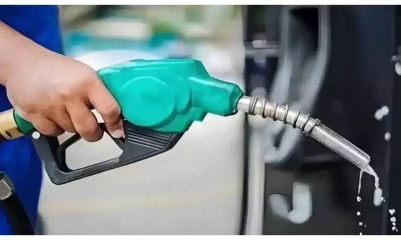 حکومت نے پیٹرولیم مصنوعات کی قیمتوں میں کمی کا اعلان کر دیا