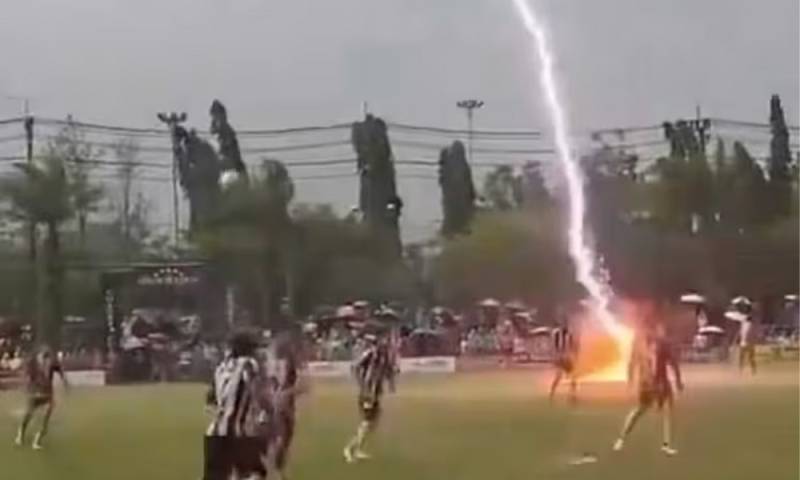 تھائی لینڈ: فٹبال میچ کے دوران آسمانی بجلی گرنے سے کھلاڑی جان کی بازی ہار گیا