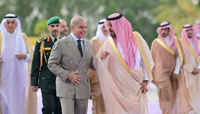 وزیر اعظم شہباز شریف جدہ پہنچ گئے