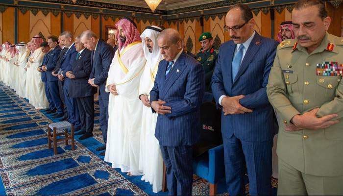مشترکہ دفاعی معاہدے سے قبل محمد بن سلمان، شہباز شریف ، رجب طیب اردوان  نے نماز جمعہ ادا کی