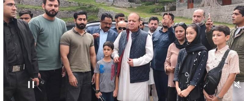 نواز شریف کا مری مال روڈ کا دورہ، سیاحوں نے تصاویر بنوائیں
