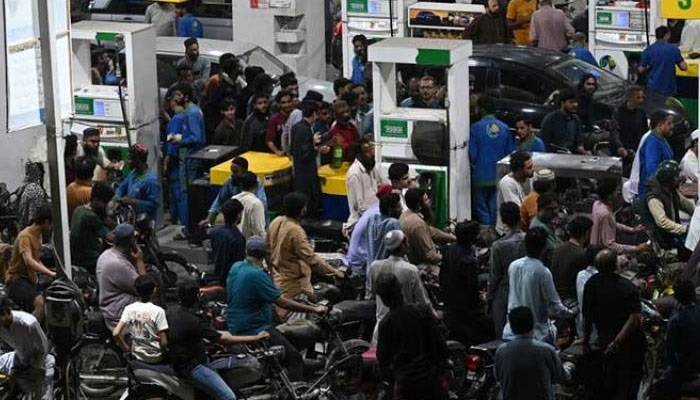 حکومت نے  پیٹرول اور ڈیزل کی قیمتوں میں اضافہ کر دیا