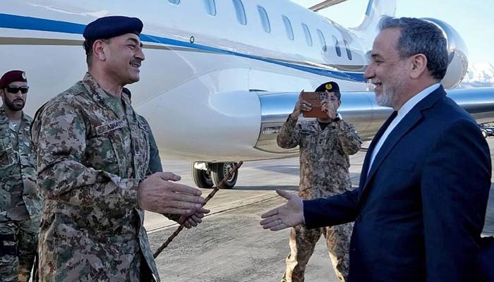 عباس عراقچی کا فیلڈ مارشل سے ٹیلیفونک رابطہ، سیاسی و سفارتی حل پر تبادلہ خیال