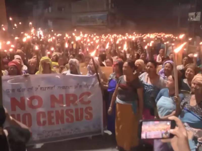 منی پور میں NRC کے بغیر مردم شماری کے خلاف ہزاروں خواتین کی مشعل بردار ریلی 