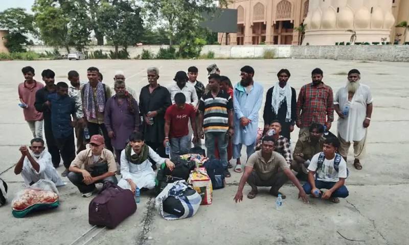 بھارت میں قید 25 پاکستانی شہری واہگہ بارڈر کے ذریعے وطن واپس پہنچ گئے
