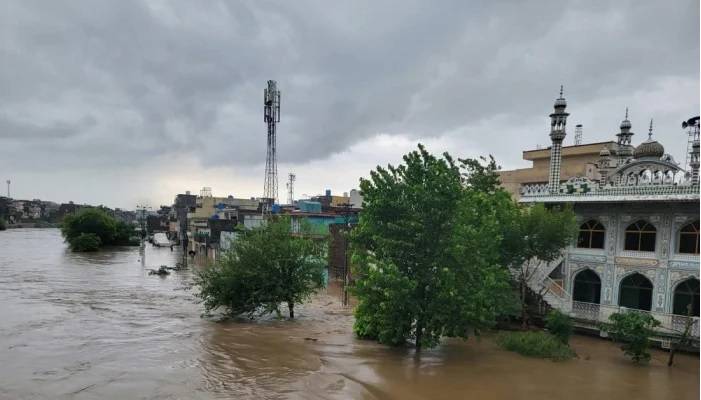 اسلام آباد اور راولپنڈی میں موسلادھار بارش، متعدد علاقے زیرِ آب، تعلیمی ادارے بند