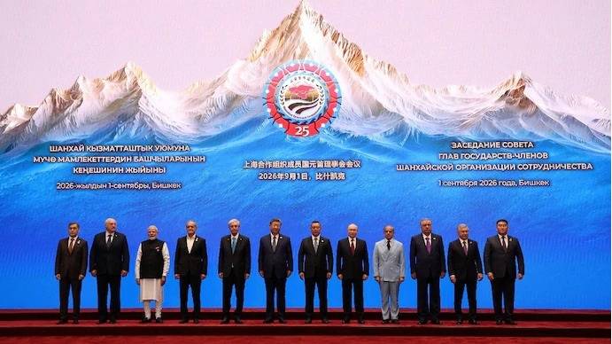 ایس سی او گروپ فوٹو: پیوٹن اور شی جن پنگ، مودی کے بجائے شہباز شریف کے قریب کھڑے نظر آئے