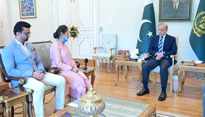 پمز آتشزدگی : وزیر اعظم سے نومولود کی جان بچانے والی نرس کی ملاقات،1 کروڑ کا چیک دیا
