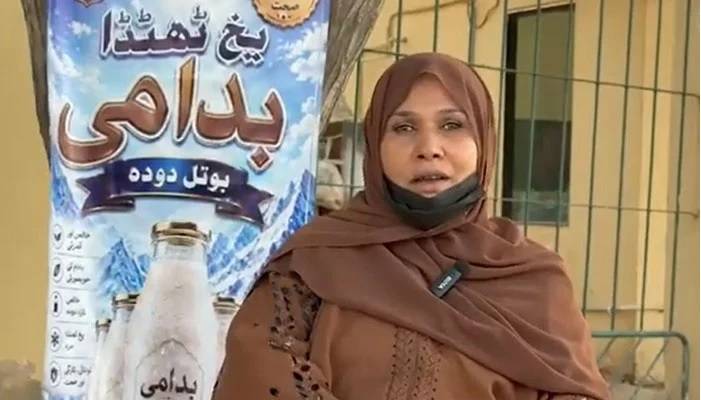 ٹی وی اور اسٹیج کی معروف فنکارہ مسکان ملک سڑک کنارے دودھ کی ٹھنڈی بوتلیں فروخت کرنے پر مجبور
