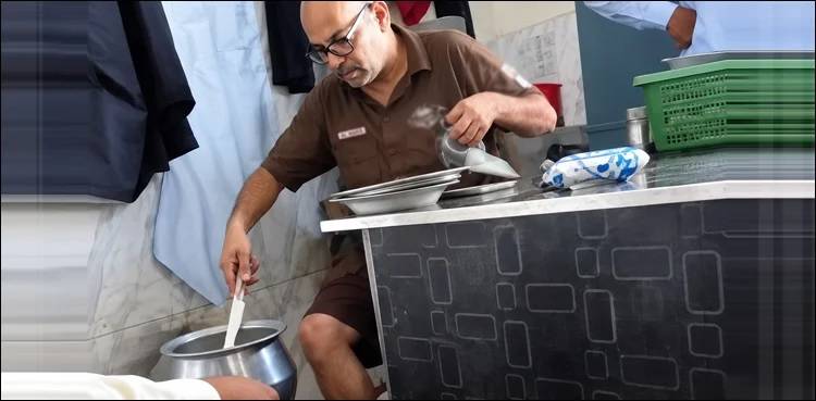 اوکاڑہ: دورانِ ڈیوٹی تھانے میں سالن پکانے والا اے ایس آئی معطل 