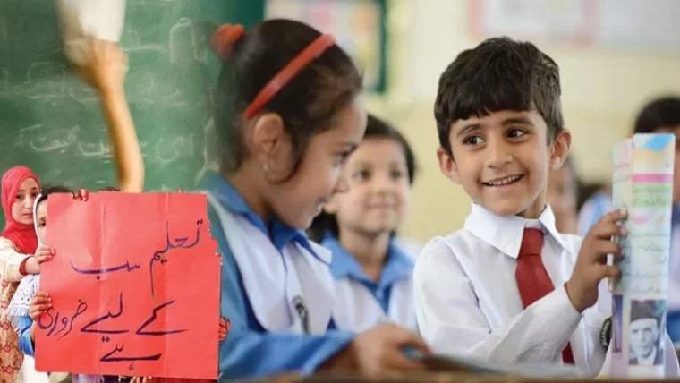 عالمی یومِ خواندگی: پاکستان میں شرحِ خواندگی 63 فیصد، صنفی و علاقائی فرق برقرار 