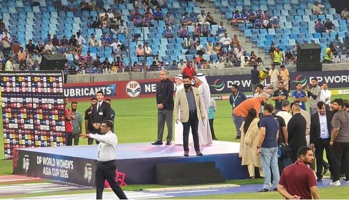 ویمنز ایشیا کپ: بھارتی ٹیم کا محسن نقوی سے ٹرافی وصول کرنے سے انکار