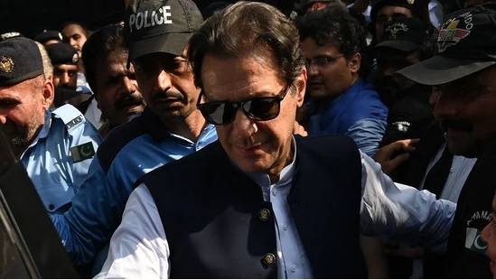 قیدیوں کو نجی اسپتال میں علاج کی سہولت کا کیس، آئینی عدالت نے عمران خان کا ریکارڈ طلب کرلیا 