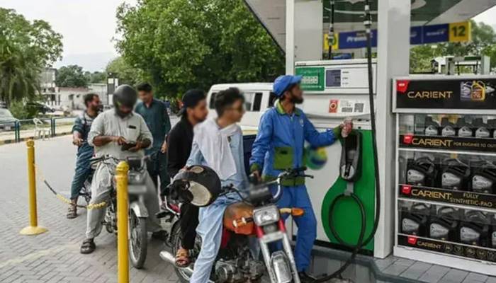 ملک میں پیٹرول، ڈیزل کے بحران کا خطرہ ، آئل کمپنیز ایڈوائزری کونسل نے ہنگامی خط لکھ دیا
