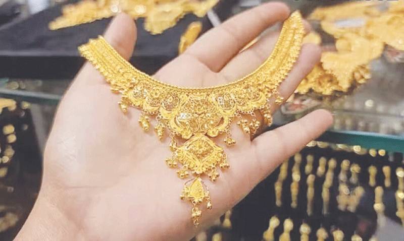 ملک میں سونے کی فی تولہ قیمت میں 2 ہزار 700 روپے کمی