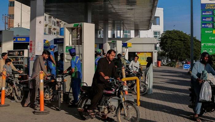 حکومت نے پیٹرولیم مصنوعات کی نئی قیمتوں کا اعلان کردیا