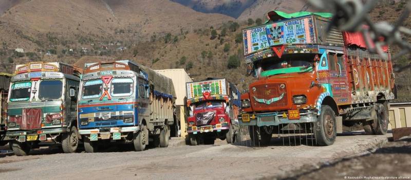 بھارت پاکستان کے نام پر مقبوضہ جموں اور کشمیر میں بے گناہ ٹرک ڈرائیوروں کو نشانہ بنا رہا ہے