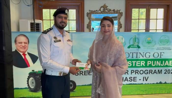 وزیر اعلی مریم نواز کی بھاری نقدی سمیت بیگ مالک  کو پہنچانے والے ٹریفک وارڈن  کو شاباش