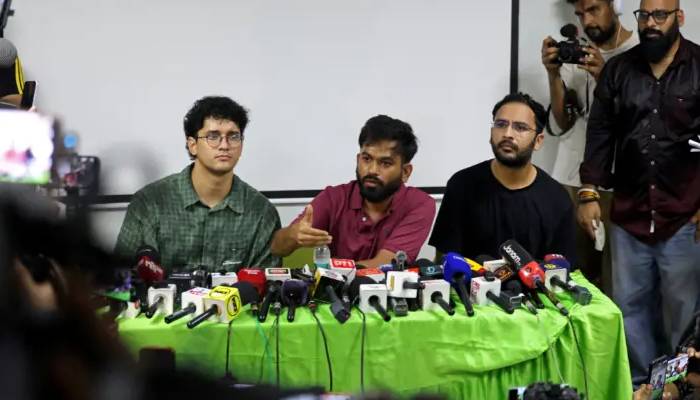 بھارت:’کاکروچ جنتا پارٹی‘ نے چیف الیکشن کمشنر کو استعفے کے لیے 48 گھنٹے کا الٹی میٹم دے دیا