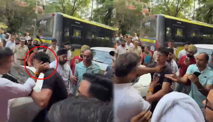 سڑک کے کام پر سوال پوچھنے کی پاداش: بھارتی وزیر نے نوجوان کو سرِ عام تھپڑ جڑ دیا، ویڈیو وائرل
