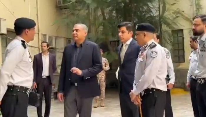 کراچی کے شہریوں کیلئے بڑا تحفہ،محسن نقوی  کا ملک کا سب سے بڑا ' خدمت مرکز' قائم کرنے کا اعلان