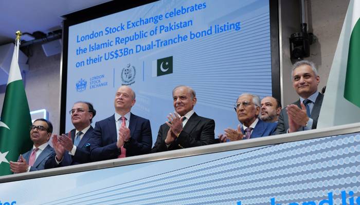 شہباز شریف لندن اسٹاک ایکسچینج کی ٹریڈنگ کا آغاز کرنے والے پہلے پاکستانی وزیراعظم بن گئے