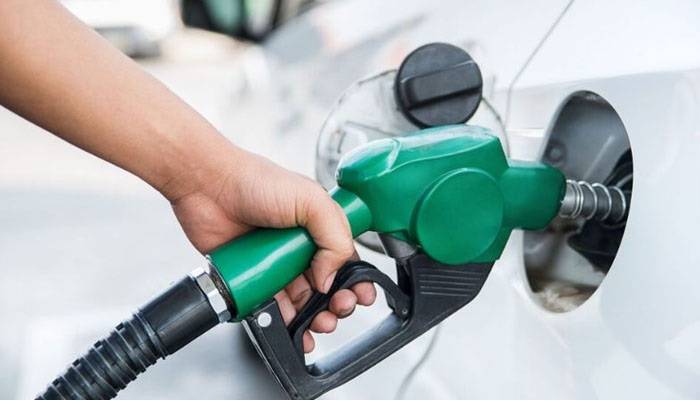 حکومت نے پیٹرولیم مصنوعات کی قیمتوں میں کمی کر دی