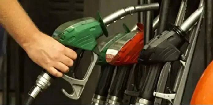 حکومت نے پیٹرول مہنگا، ڈیزل سستا کر دیا گیا