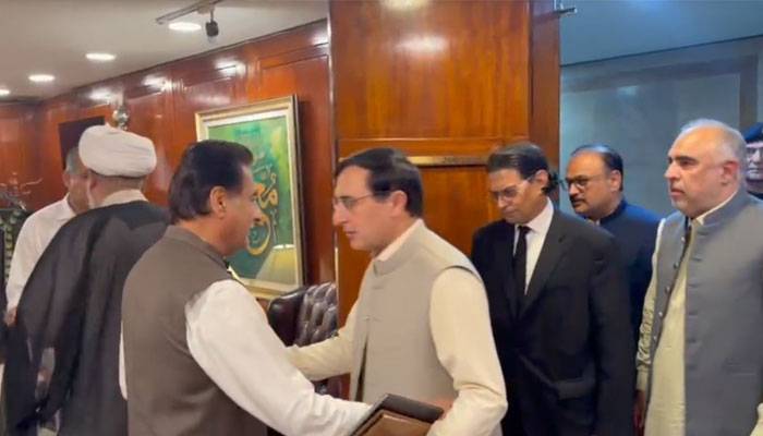 حکومت نے اپوزیشن سے باضابط طور پر لانگ مارچ ملتوی یا منسوخ کرنے کا مطالبہ کردیا، ذرائع