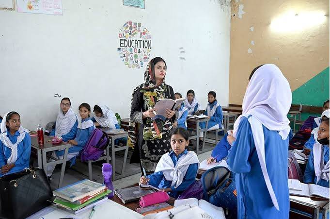 پاکستان سمیت دنیا بھر میں عالمی یومِ اساتذہ آج منایا جا رہا ہے