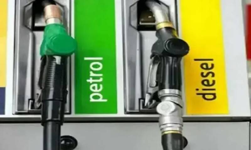 حکومت نے پیٹرول مہنگا اور ڈیزل سستا کر دیا