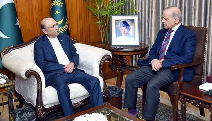وزیر اعظم کی صدر مملکت سے ملاقات، لانگ مارچ سے پیدا صورتحال پر بات چیت