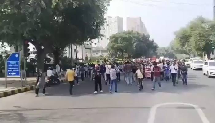 بھارتی چیف الیکشن کمشنر کی مبینہ  دھاندلیوں کیخلاف  کاکروچ جنتا پارٹی کا احتجاج، دارالحکومت مکمل مفلوج