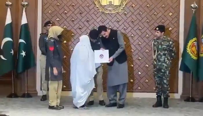 پشاور: کے پی پولیس کے 54 شہدا کے اہلخانہ میں پلاٹوں کے الاٹمنٹ لیٹرز تقسیم