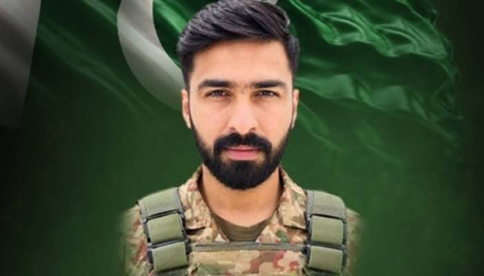 قلات اور گوادر میں فتنہ الہندوستان کے خلاف کارروائیاں، 4 دہشت گرد ہلاک، میجر وجاہت وحید شہید