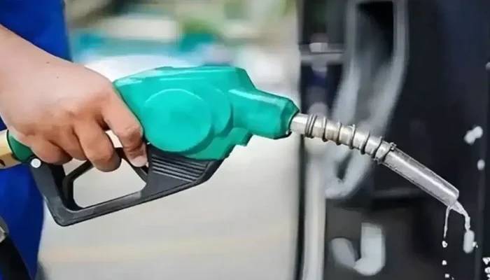 حکومت نے پیٹرولیم مصنوعات کی نئی قیمتوں کا اعلان کر دیا