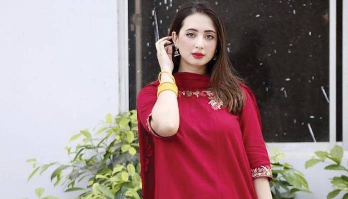 معروف اداکارہ کومل عزیز نے اداکاری چھوڑنے کی اصل وجہ بتا دی