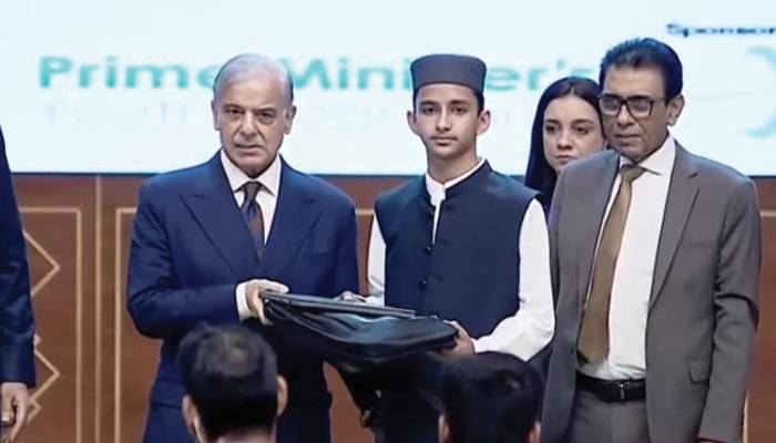 وزیراعظم کا 2 سال میں 5 لاکھ طالب علموں کو کروم بکس فراہم کرنے کا اعلان