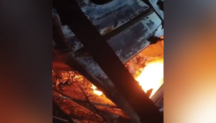 مری : گاڑی کھائی میں گرنے سے آگ لگ  گئے، 8 افراد جاں بحق