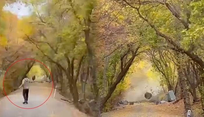  خوفناک لینڈ سلائیڈنگ کا لائیو منظر،دیو ہیکل پتھرگرنے سے میاں بیوی بال بال بچ گئے